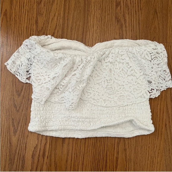 Hollister Women's White Lace Tube Top
Size Medium - Picture 2 of 4